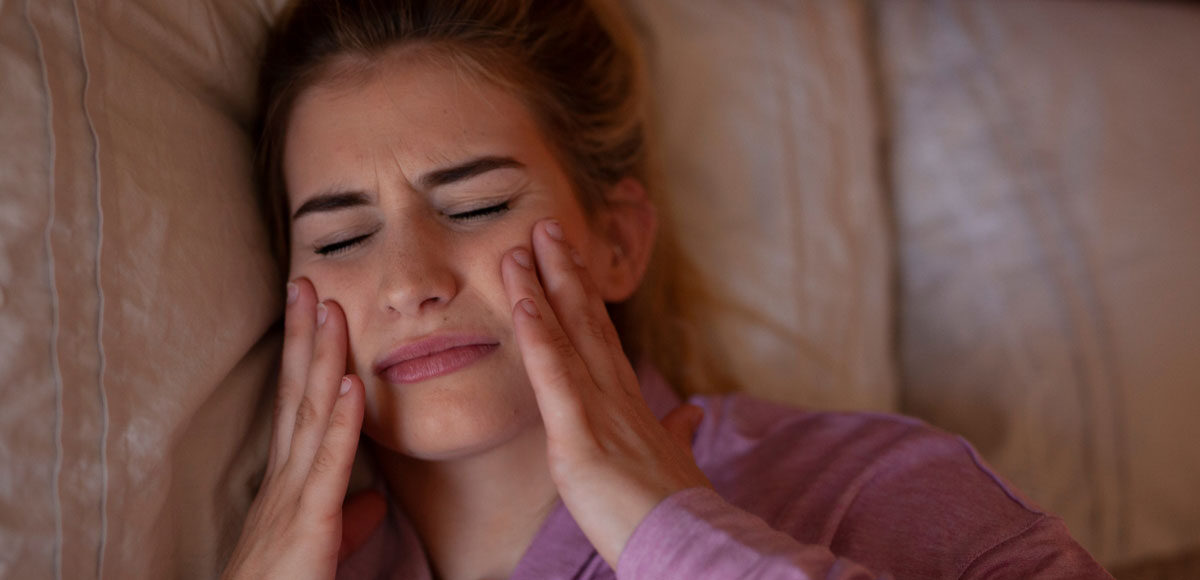Kobieta cierpiąca na bruksizm