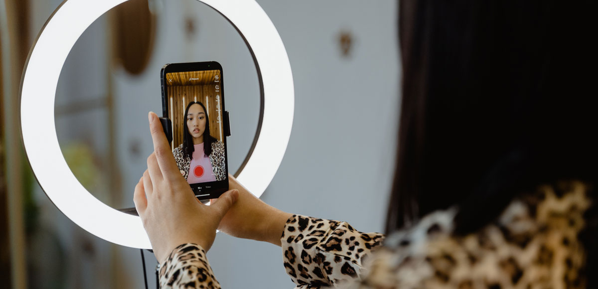 Kobieta nagrywająca film